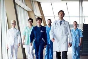 Ärzteteam zu Fuß foto