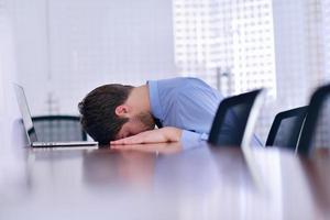 Geschäftsmann mit Problemen und Stress im Büro foto