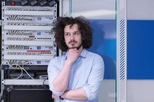 Geschäftsmann-Ingenieur im Serverraum des Rechenzentrums foto