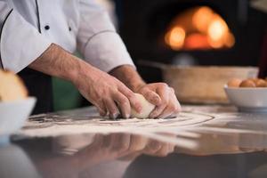 kochhände bereiten teig für pizza vor foto