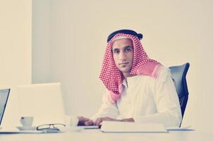 Arabischer Geschäftsmann im hellen Büro foto