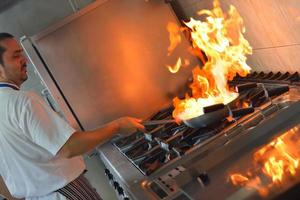 Koch bereitet Essen zu foto