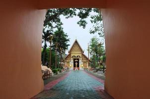 Wat Phra Sing Tempel in Chiang Rai, schauen Sie durch die Tür foto