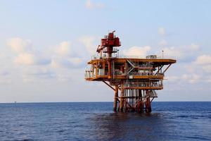 Produktionsplattform in der Offshore-Öl- und Gasindustrie. das platfo foto