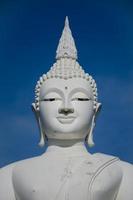 Gesicht der weißen Buddha-Skulptur.