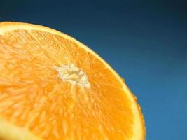geschnittenes orangefarbenes Makro mit blauem Hintergrund foto