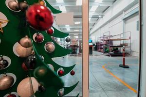 türkei, 2022 - weihnachtsbaum mit girlande im büro. foto