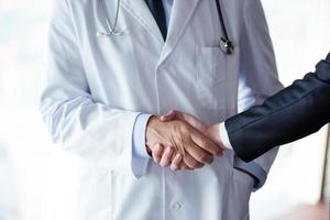 Handschlag eines Arztes mit einem Patienten foto