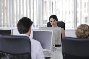 Geschäftsleute, die im Kunden- und Helpdesk-Büro arbeiten foto