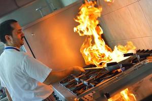 Koch bereitet Essen zu foto