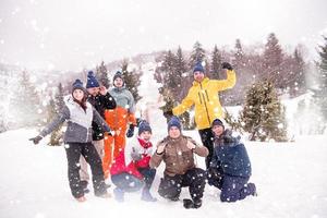 gruppenporträt von jungen leuten, die mit schneemann posieren foto