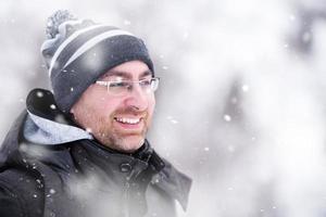 Porträt des jungen Mannes an einem verschneiten Wintertag foto