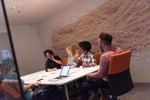 multiethnisches Startup-Business-Team beim Treffen foto