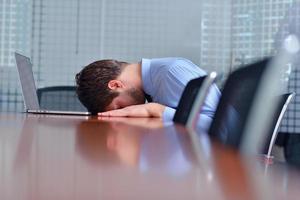 Geschäftsmann mit Problemen und Stress im Büro foto