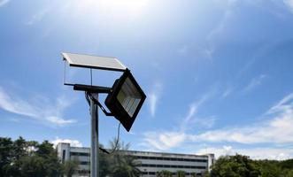 Mini-Solarzellenpanel zum Speichern und Verwenden der Energie aus dem Sonnenlicht mit Straßenlaternen und Glühbirnen bei Nacht, weicher und selektiver Fokus. foto