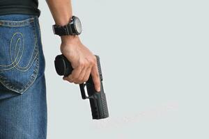 Isolierte automatische 9-mm-Pistolenpistole, die in der rechten Hand mit Beschneidungspfaden hält. Konzept für den Einsatz von Pistolen zum Schutz von Eigentum und Menschen in Krisensituationen auf der ganzen Welt. foto