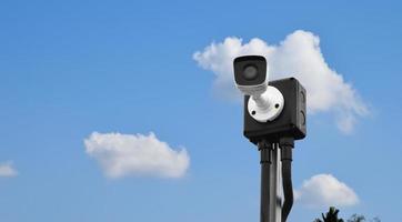 Mini-IP-CCTV-Kamera, die auf einer Holzstange installiert ist, um die Sicherheit anstelle eines Menschen durch Überwachung durch Mobiltelefon, weicher und selektiver Fokus zu gewährleisten. foto