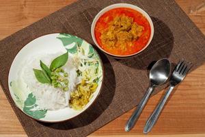 thailändisches Krabbenfleisch-Curry mit fermentierten Reisnudeln foto