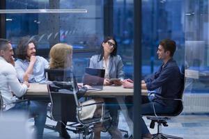 Startup-Business-Team bei einem Treffen in einem modernen Bürogebäude foto