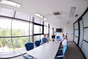 Geschäftsleute in einer Besprechung im Büro foto