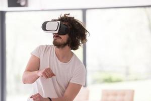 mann mit vr-headset-brille der virtuellen realität foto