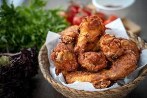 paniertes, knusprig gebratenes Kentucky-Chicken-Drumkick im Korb foto