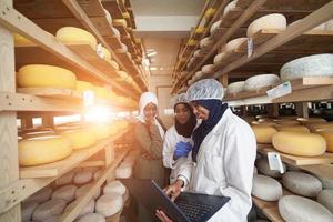 Geschäftsfrauenteam in einer lokalen Käseproduktionsfirma foto