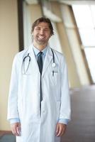 Porträt eines gutaussehenden Arztes foto