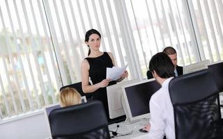 Geschäftsleute, die im Kunden- und Helpdesk-Büro arbeiten foto