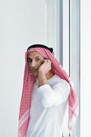 Arabischer Geschäftsmann im hellen Büro foto