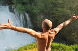 Mann Blick auf den Wasserfall foto