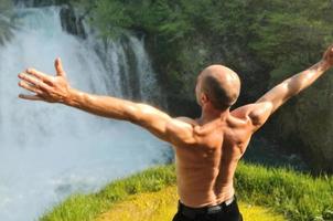 Mann Blick auf den Wasserfall foto