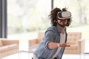 mann mit vr-headset-brille der virtuellen realität foto