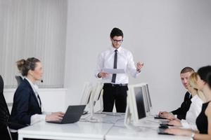 Geschäftsleute, die im Kunden- und Helpdesk-Büro arbeiten foto