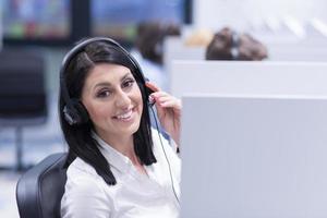 Callcenter-Betreiberin, die ihre Arbeit erledigt foto