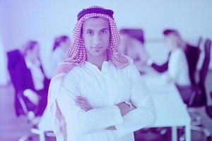 Arabischer Geschäftsmann beim Treffen foto