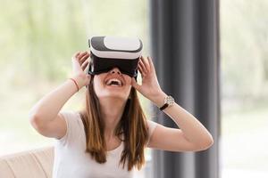 Frau mit Vr-Headset-Brille der virtuellen Realität foto