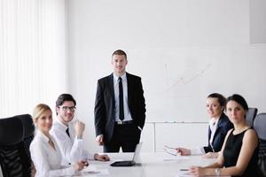 Geschäftsleute in einer Besprechung im Büro foto