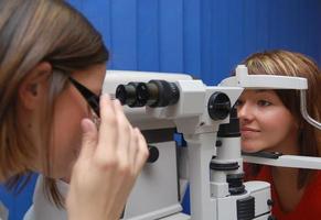 weibliche Augenarztansicht foto