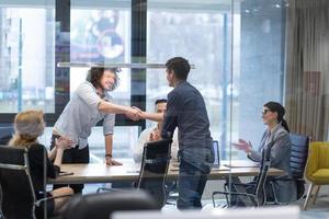 Abschluss des Deals im modernen Bürointerieur foto