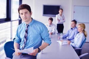 Geschäftsleute in einer Besprechung im Büro foto