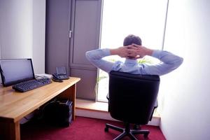 glücklicher junger Geschäftsmann im Büro foto