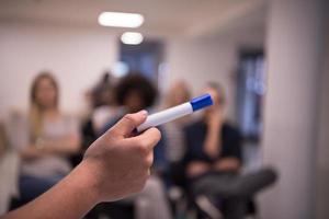 Nahaufnahme der Hand des Lehrers mit Marker foto