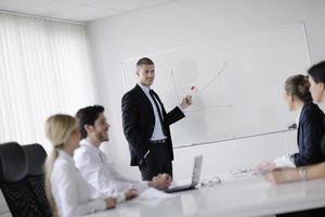 Geschäftsleute in einer Besprechung im Büro foto