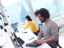 geschäftsperson, die im modernen büro arbeitet foto