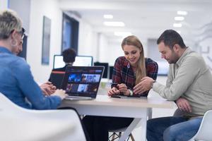 Startup-Business-Team beim Treffen im modernen Büro foto