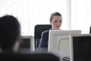 Geschäftsleute, die im Kunden- und Helpdesk-Büro arbeiten foto