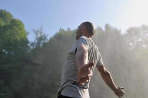 Mann Blick auf den Wasserfall foto