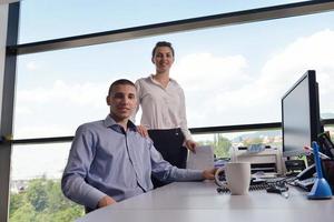 Geschäftsleute in einer Besprechung im Büro foto