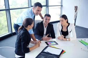 Geschäftsleute gruppieren sich bei einer Besprechung im Büro foto